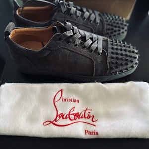 Christian Louboutin Louis Junior Spike Smoky Gray
Suede Sneaker